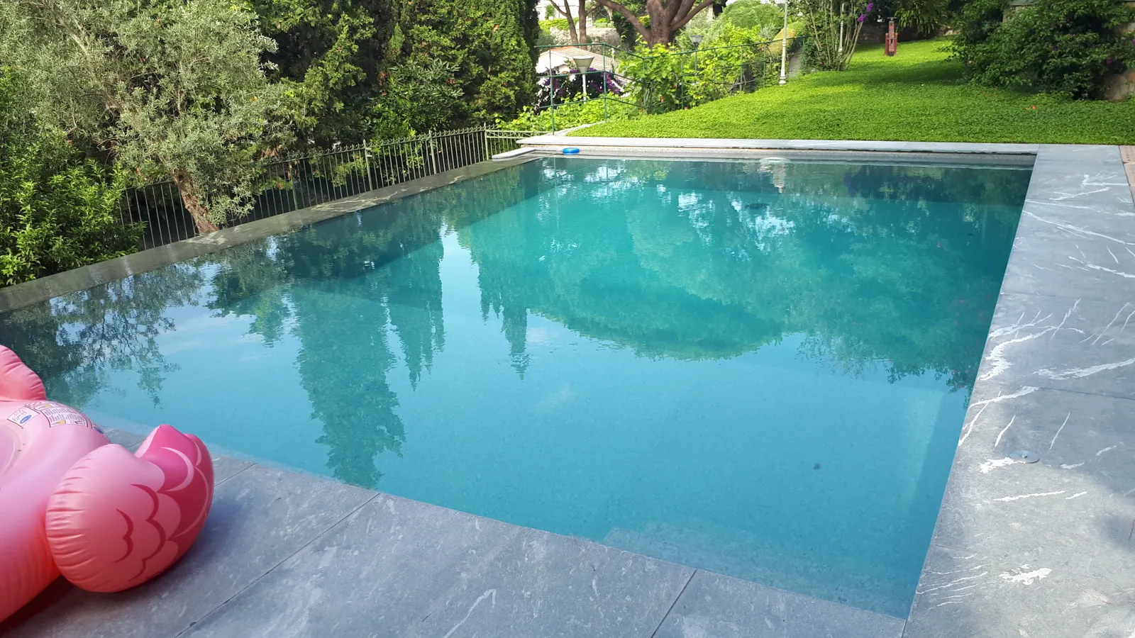 giardino con piscina