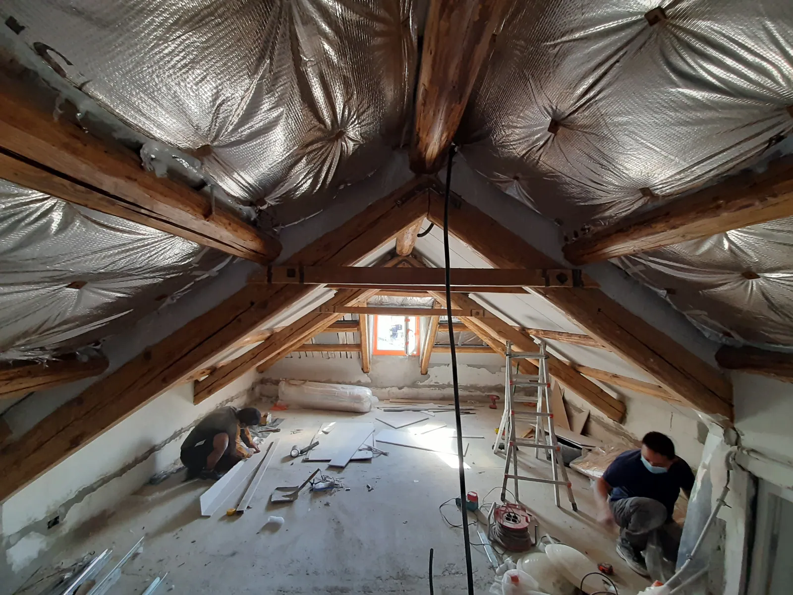 In cantiere il tetto in legno è uno di quegli elementi che “sembrano semplici” finché non si entra nei dettagli. E i dettagli, nel legno, fanno la differenza tra un risultato bello e durevole e un tetto che nel tempo crea problemi.