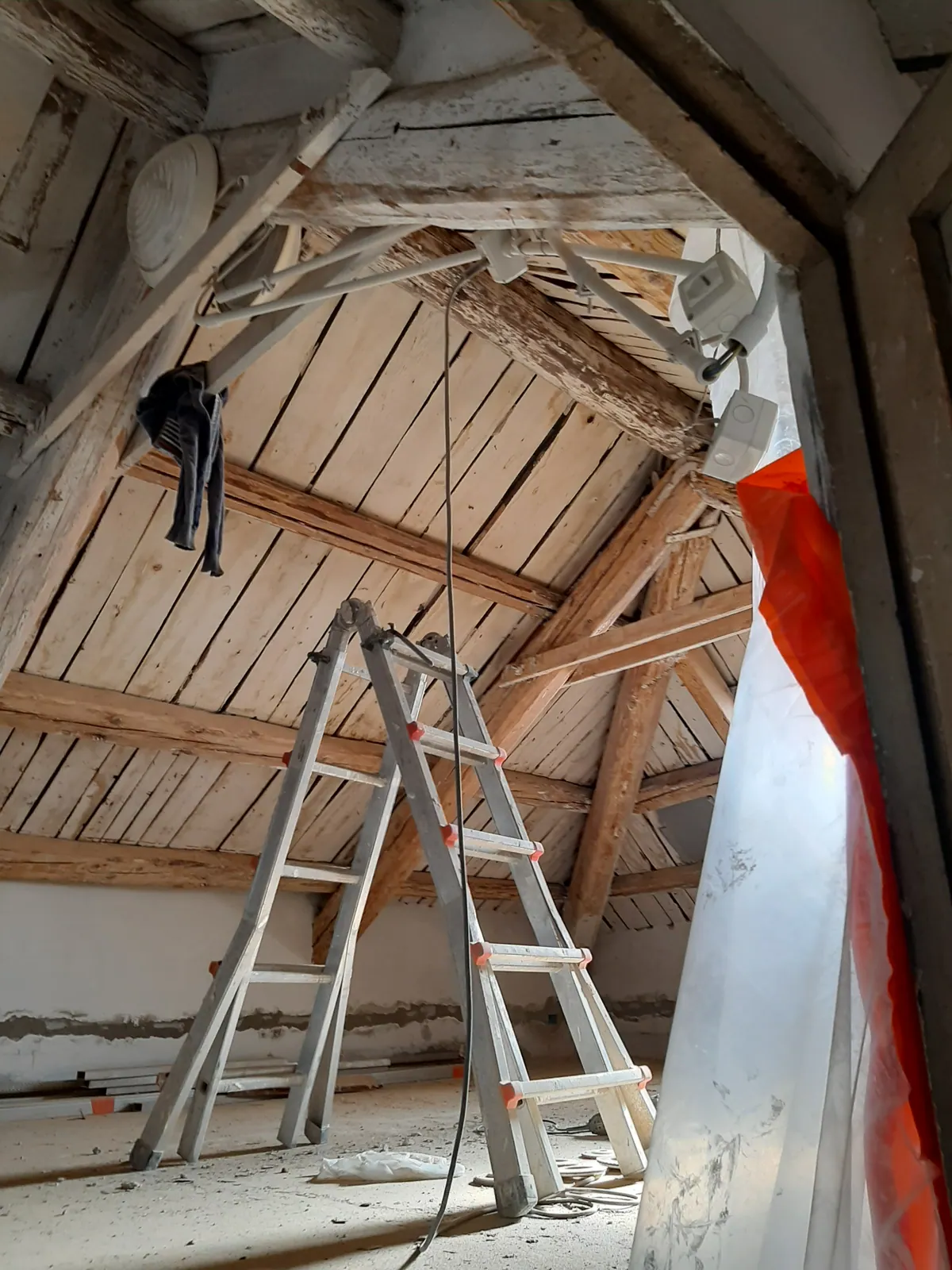In cantiere il tetto in legno è uno di quegli elementi che “sembrano semplici” finché non si entra nei dettagli. E i dettagli, nel legno, fanno la differenza tra un risultato bello e durevole e un tetto che nel tempo crea problemi.