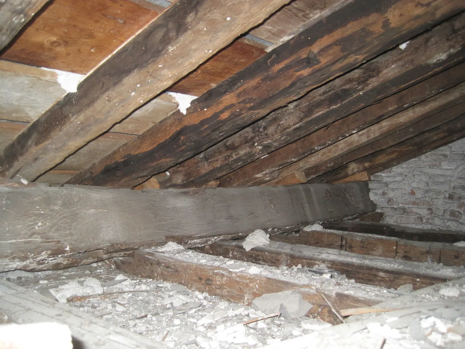 In cantiere il tetto in legno è uno di quegli elementi che “sembrano semplici” finché non si entra nei dettagli. E i dettagli, nel legno, fanno la differenza tra un risultato bello e durevole e un tetto che nel tempo crea problemi.