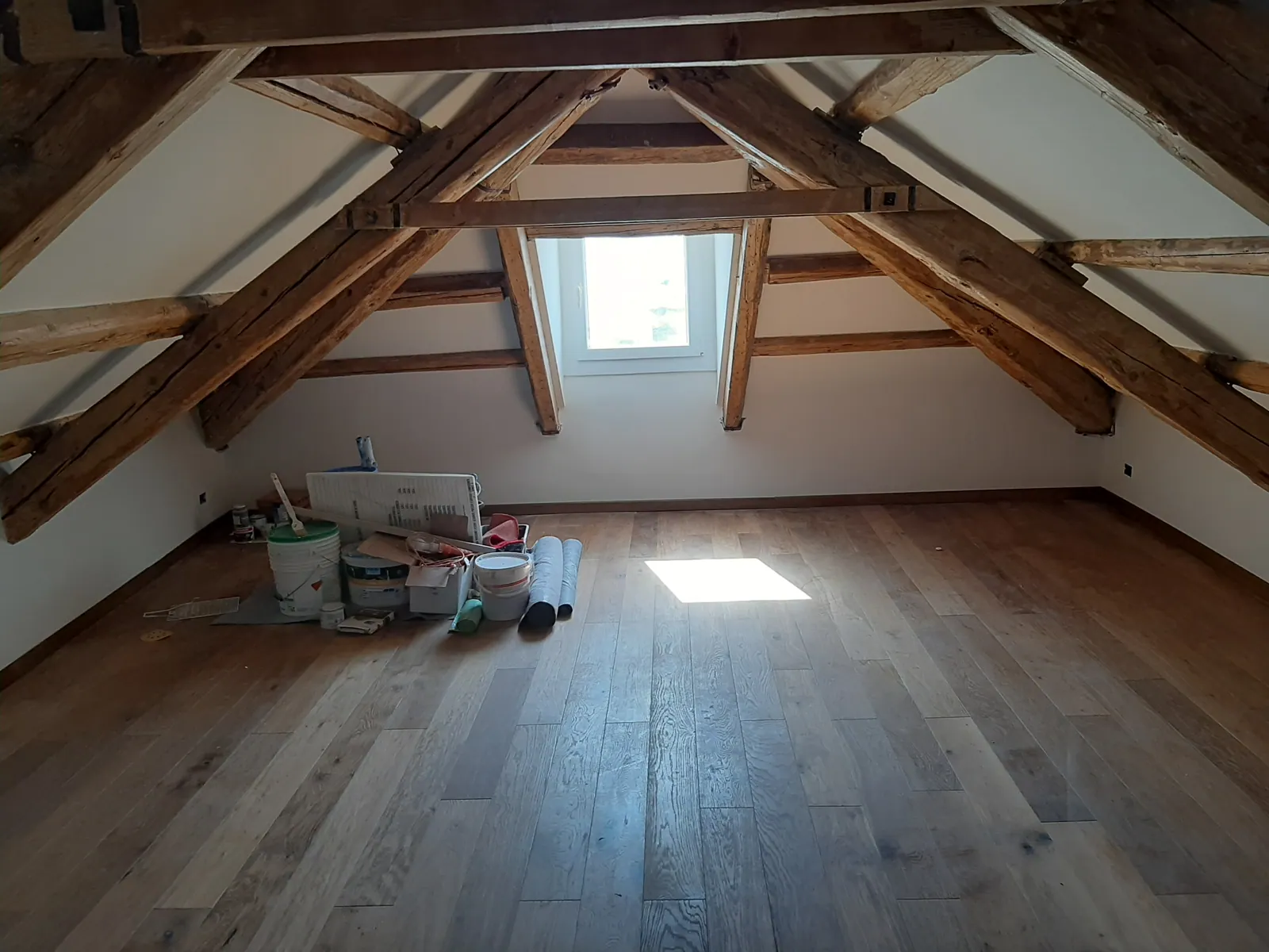In cantiere il tetto in legno è uno di quegli elementi che “sembrano semplici” finché non si entra nei dettagli. E i dettagli, nel legno, fanno la differenza tra un risultato bello e durevole e un tetto che nel tempo crea problemi.